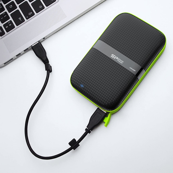 هارد اکسترنال قابل حمل برند سیلیکون پاور با ظرفیت 1 ترابایت، مدل Armor A60، دارای نشانگر LED، ضد ضربه، مقاوم در برابر اسپری آب، شوک و غبار، سازگار با Windows و Linux و MacOS، دارای رابط USB 3.0 با گارانتی 3 ساله فعال متین